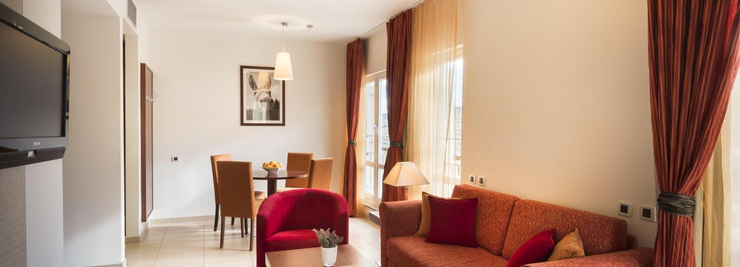 Zimmerbeispiel, Suite Balkon 2+2 STAPB