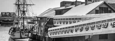 9831001/plymouth-hafen-mit-siedlerschiff-print_1777366637467.jpeg
