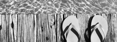 9831224/flipflops-pool-meer-istock-000023866901-double_1765368774827.jpg