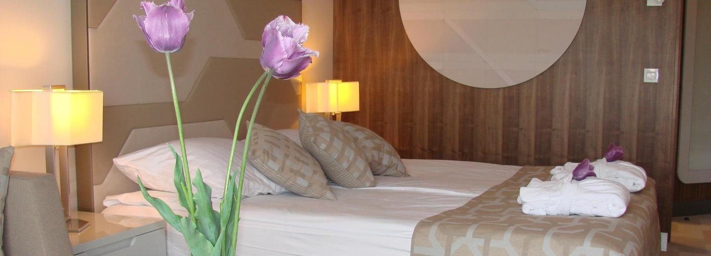 Szoba példa, standard kétágyas szoba erkéllyel