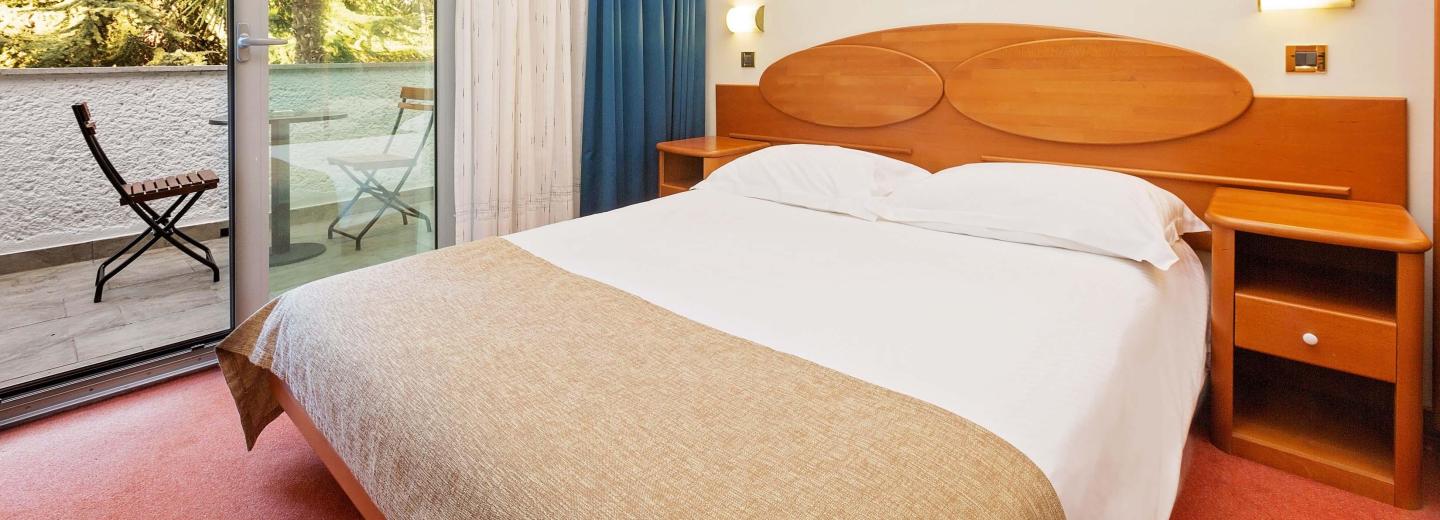 Szoba példa, háromágyas szoba Superior erkély tengerre néző „S3BN”