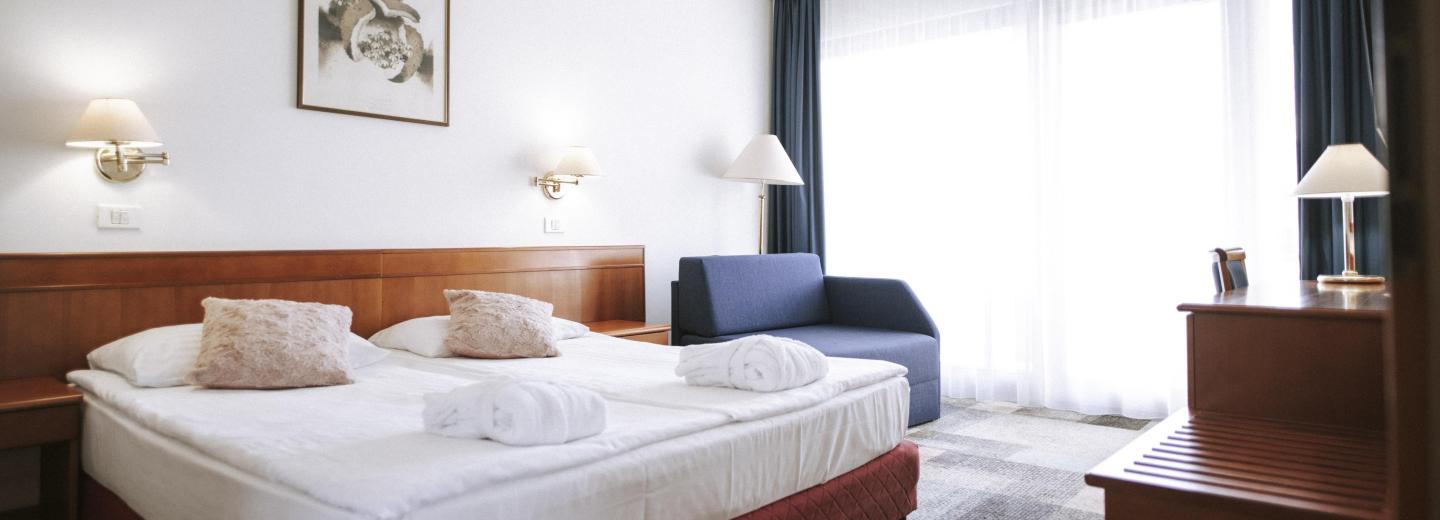 Szoba példa, standard kétágyas szoba erkéllyel