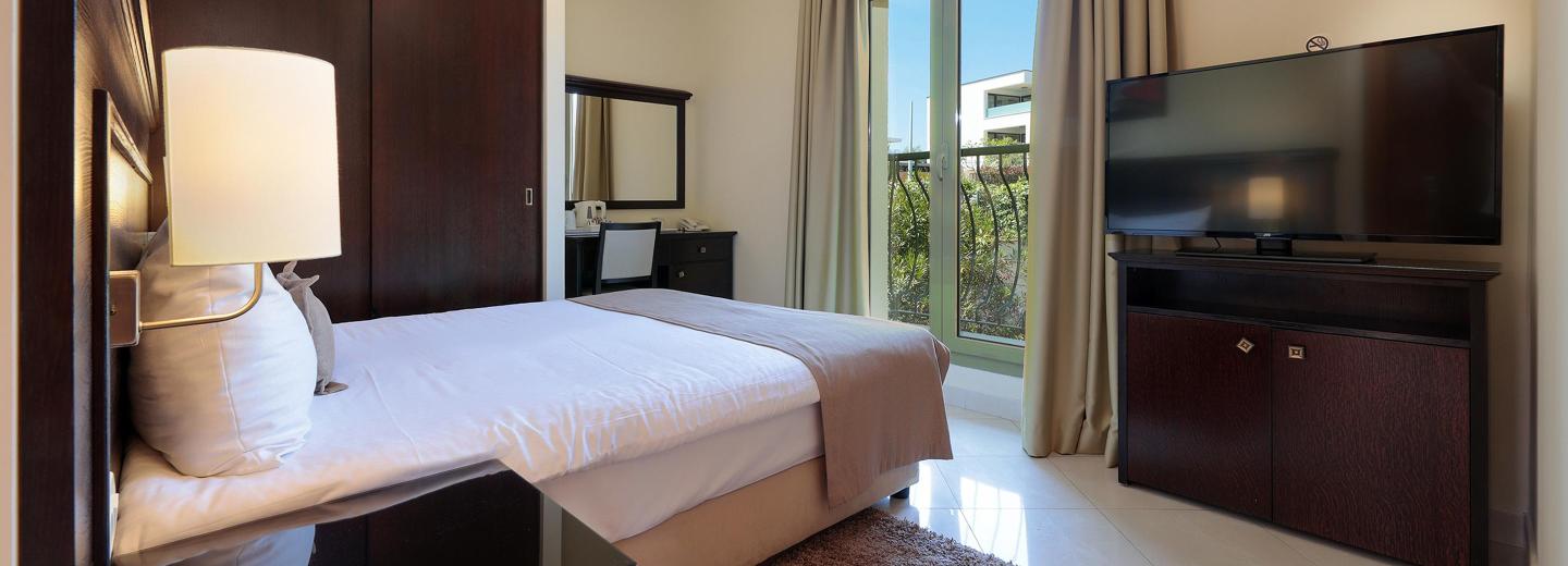 Szoba példa, standard kétágyas szoba parkra néző