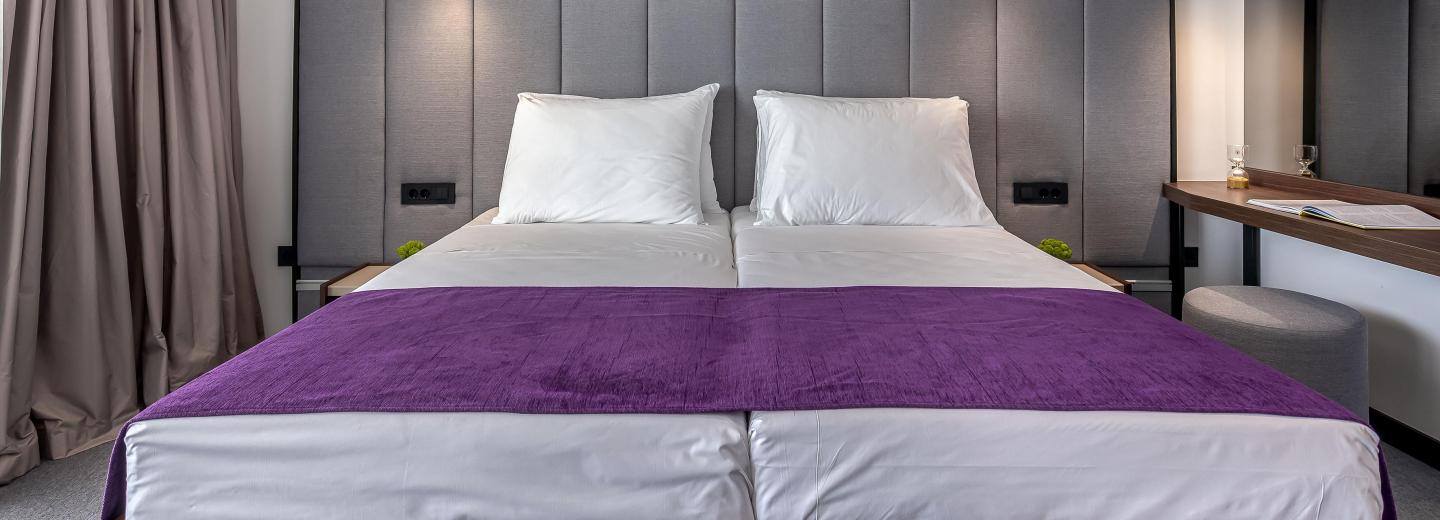 Szoba példa, Superior kétágyas szoba erkéllyel, oldalsó kilátással a tengerre 1S2M