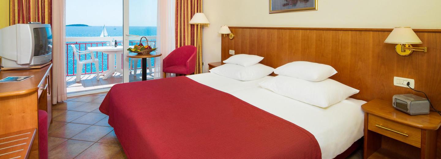 Szoba példa, Comfort kétágyas szoba erkéllyel, oldalsó kilátással a tengerre