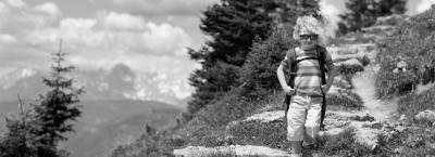 9832022/kind-wandern-gettyimages-1148065615-erweitert-1_1767098676455.jpg