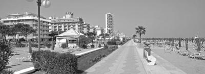 9832564/vbg28269-strandpromenade-in-jesolo_1768306048522.jpg