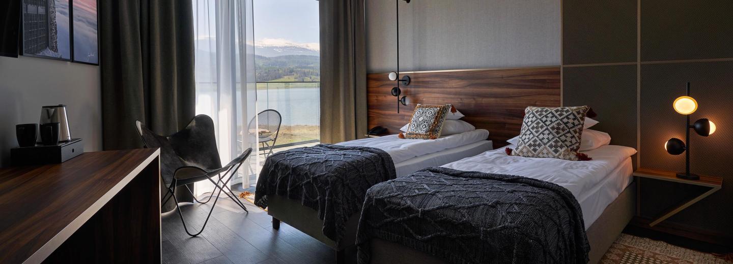 Szoba példa, standard kétágyas szoba erkéllyel, kilátás a tóra