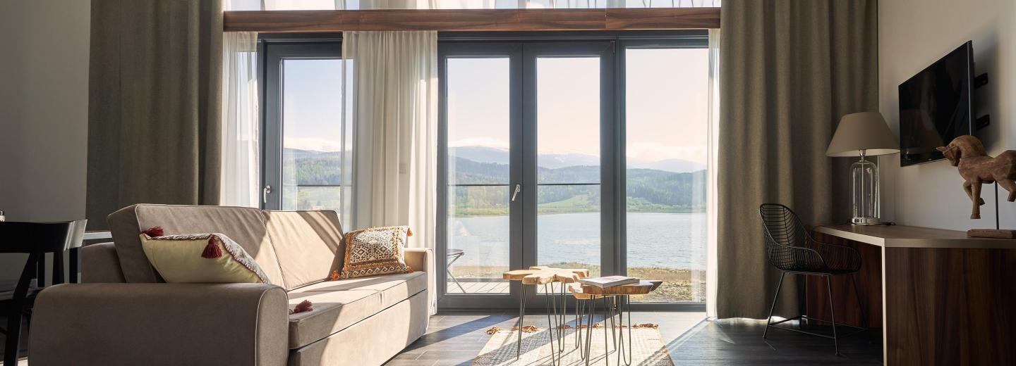 Szoba példa, Lakosztály erkélye, kilátás a tóra