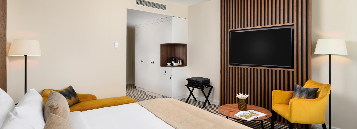 Szoba példa, Superior kétágyas szoba „erdőre/kilátással a városra”