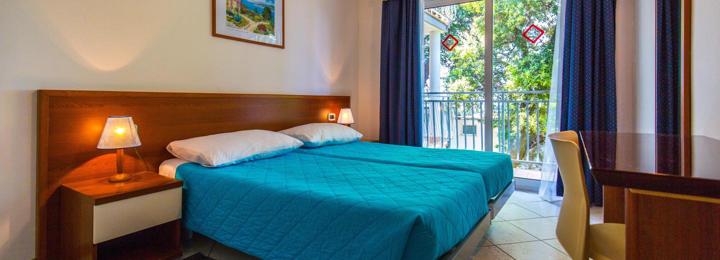 Zimmerbeispiel, Apartment balcony/terrace park side A 2-4 PS