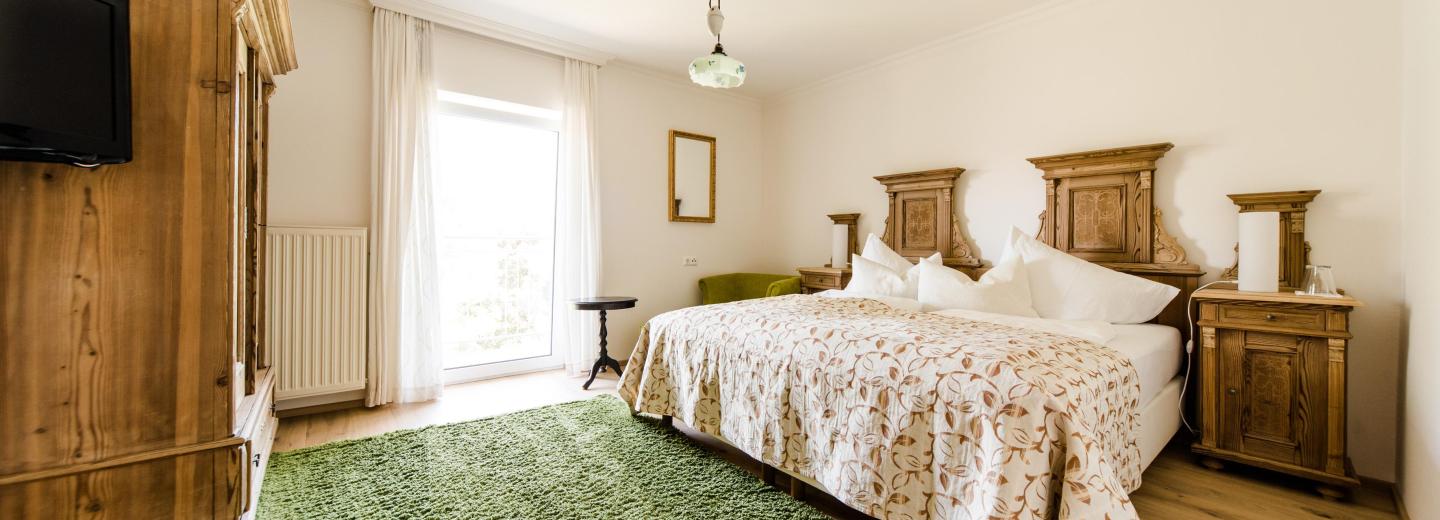 Szoba példa, standard kétágyas szoba erkéllyel