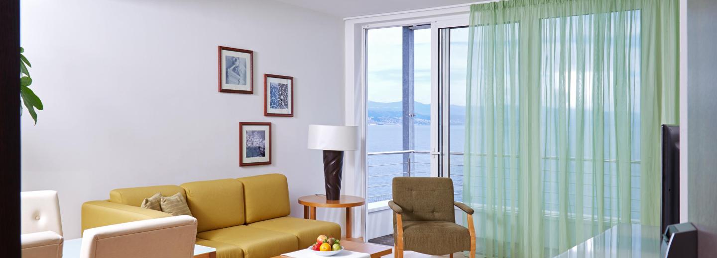 Szoba példa: DB02 Deluxe kétágyas szoba erkéllyel, kilátás a tengerre