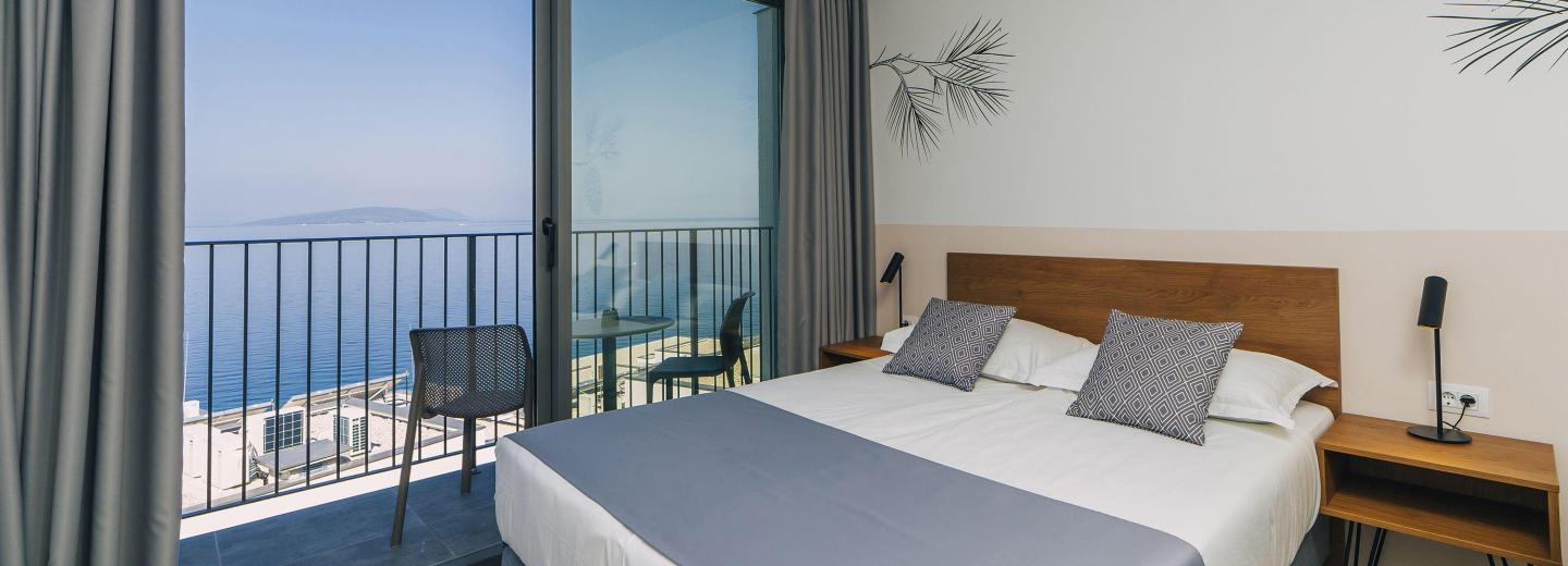 Szoba példa, standard kétágyas szoba erkéllyel, kilátás a tengerre STDSV