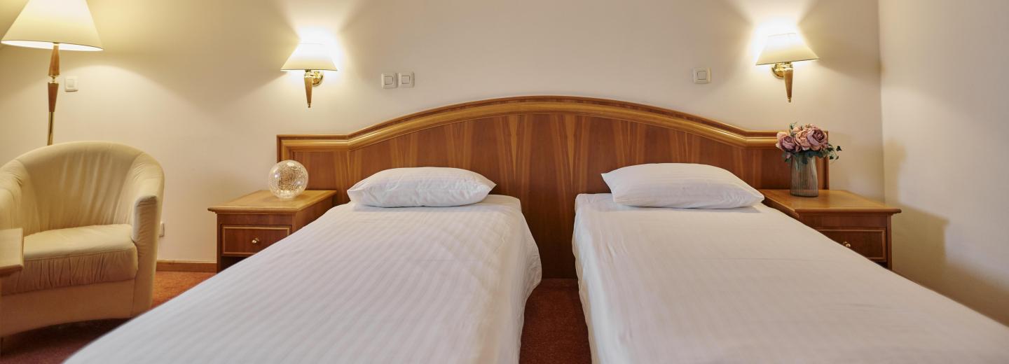 Szoba példa, Kétágyas szoba utca felőli oldalon