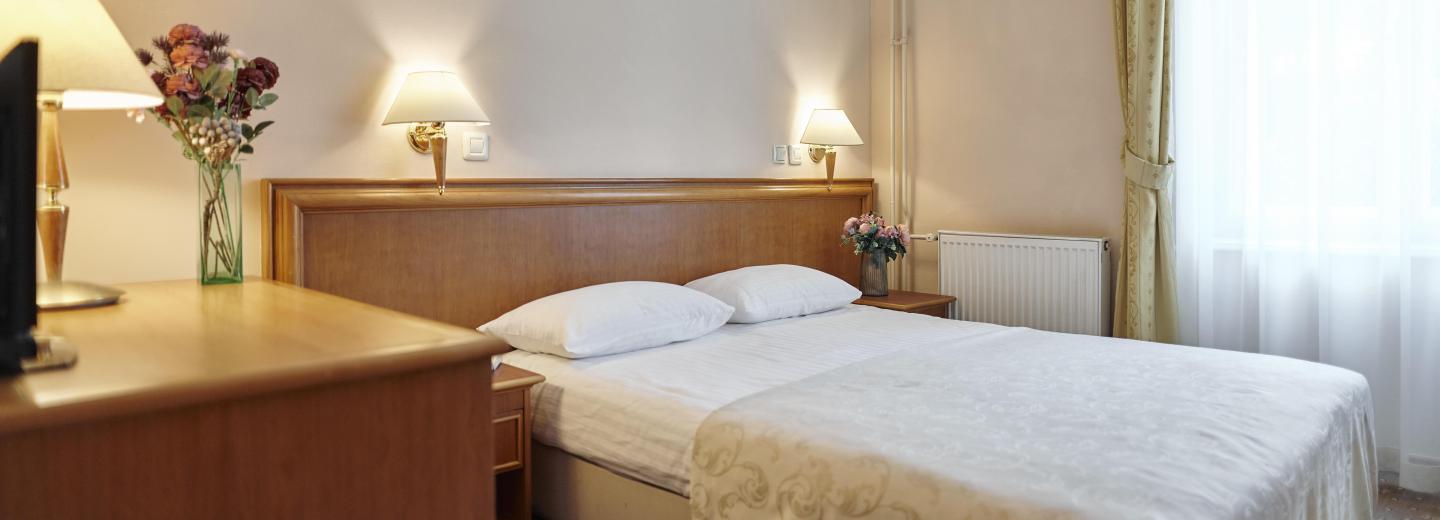 Szoba példa, Kétágyas szoba utca felőli oldalon