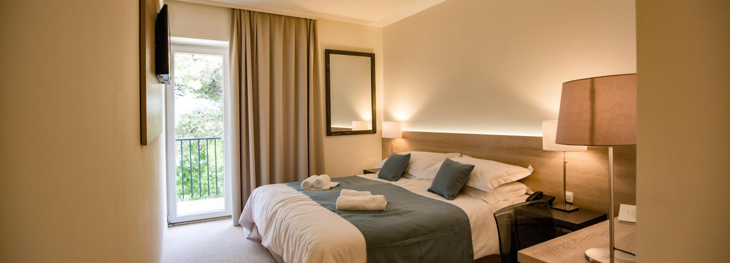 Szoba példa, Superior kétágyas szoba erkéllyel, tengerre néző «S2BM»