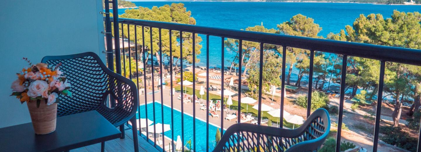 Szoba példa, Superior kétágyas szoba erkéllyel, kilátás a tengerre «S2BS»