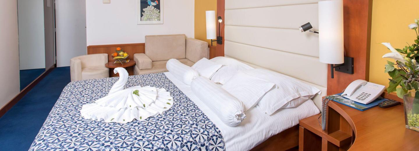 Szoba példa, Comfort kétágyas szoba erkéllyel, oldalsó kilátással a parkra