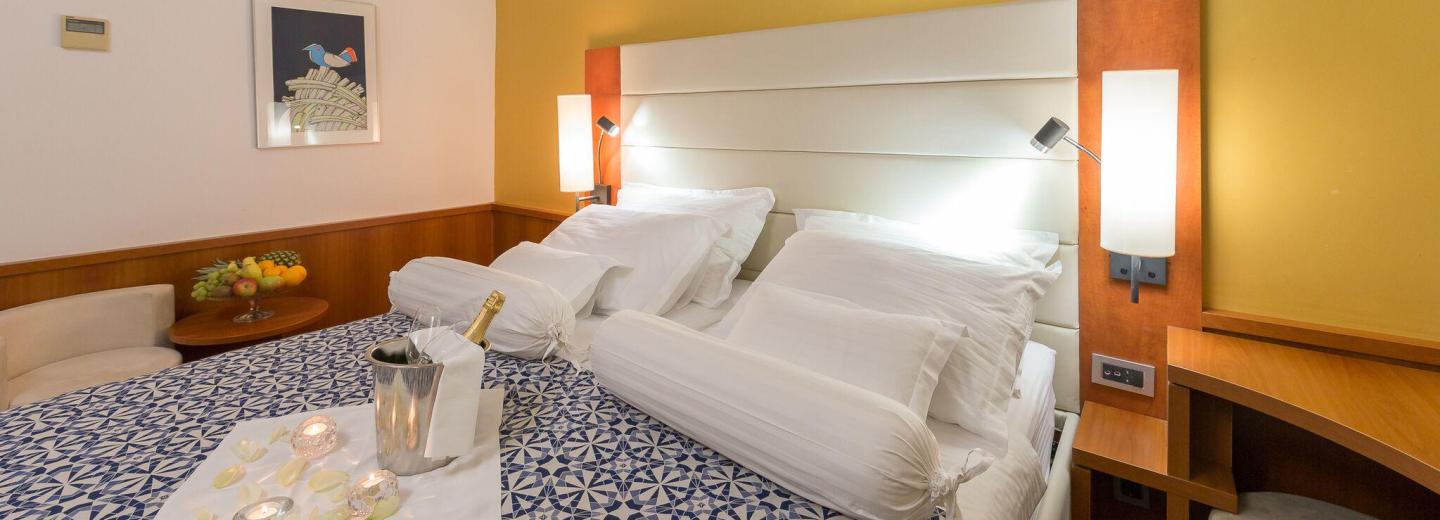 Szoba példa, prémium kétágyas szoba erkéllyel, kilátás a tengerre