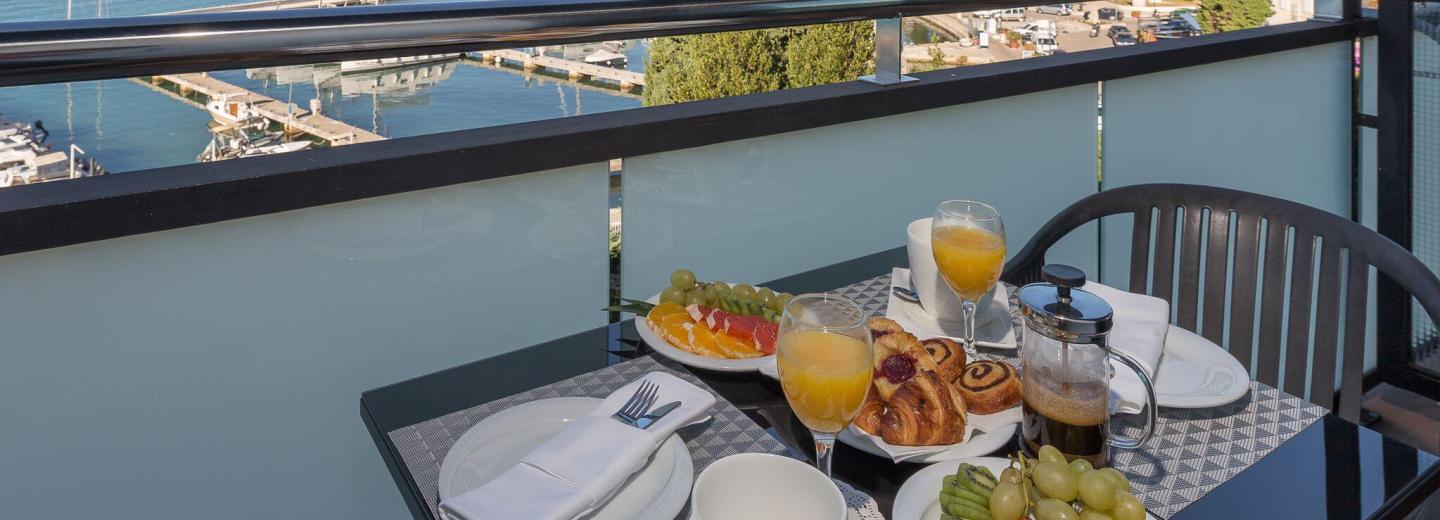 Szoba példa, Superior kétágyas szoba erkéllyel, kilátás a tengerre