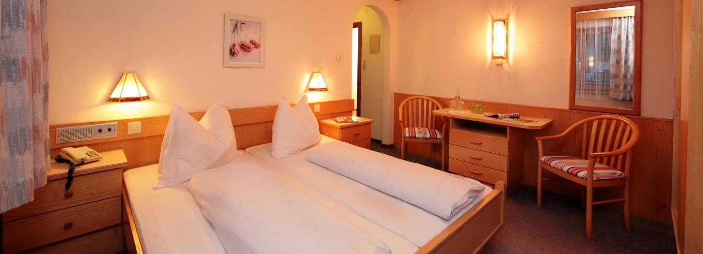 Szoba példa, standard kétágyas szoba erkéllyel