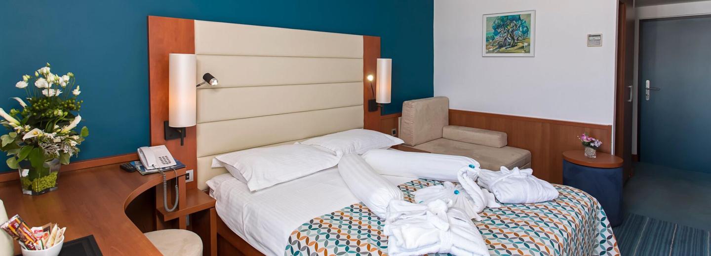 Szoba példa, Comfort kétágyas szoba parkra néző kilátással