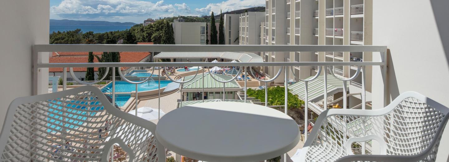 Szoba példa, standard kétágyas szoba erkéllyel, tengerre néző