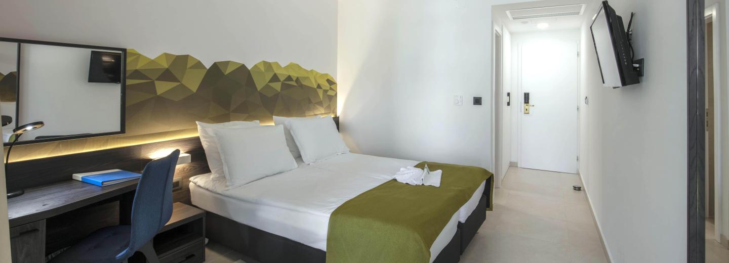 Szoba példa, standard kétágyas szoba erkéllyel