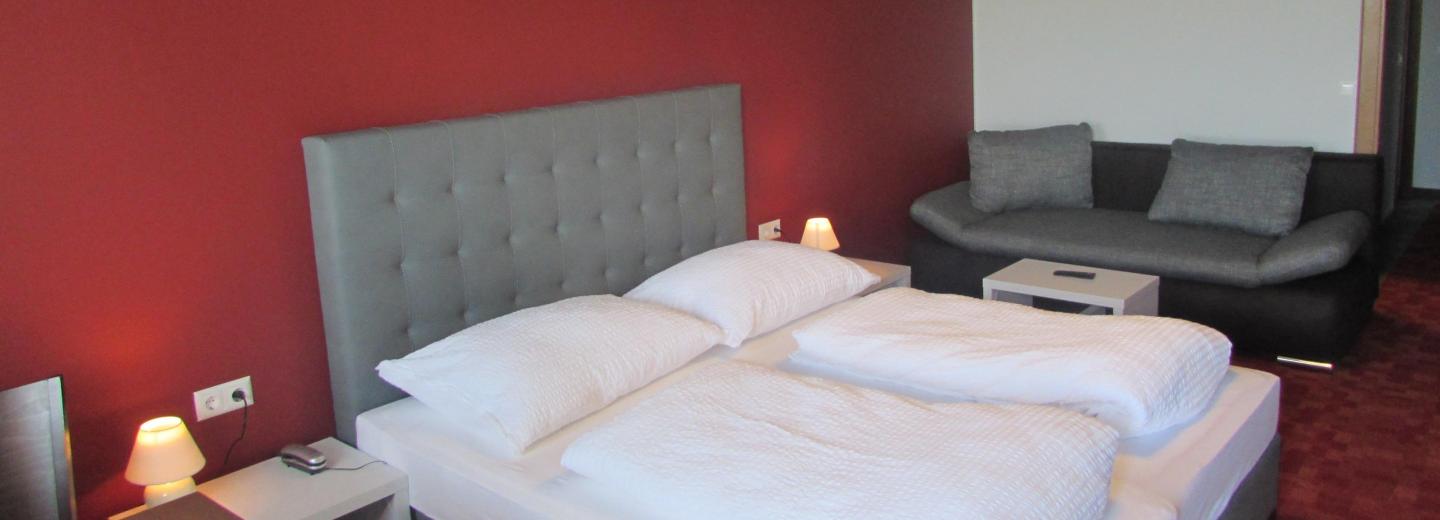 Szoba példa, Háromágyas szoba erkélyvel