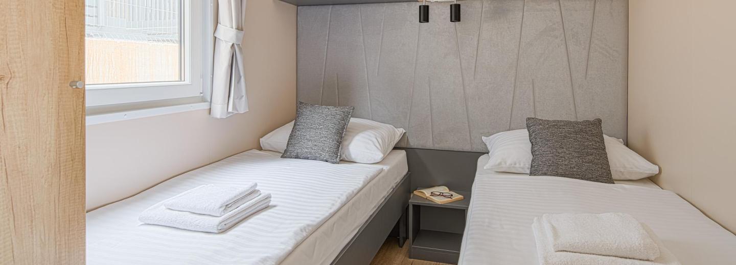 Zimmerbeispiel, Superior Mobile Home Terrasse Meerblick "Olive"