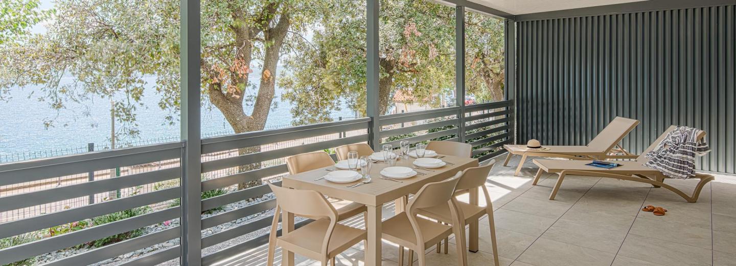 Zimmerbeispiel, Superior Mobile Home Terrasse Meerblick "Olive"