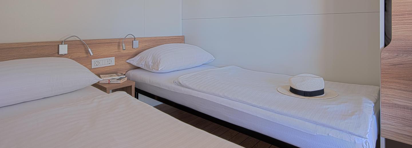 Zimmerbeispiel, Premium Mobile Home Jacuzzi Terrasse "Salumbra"