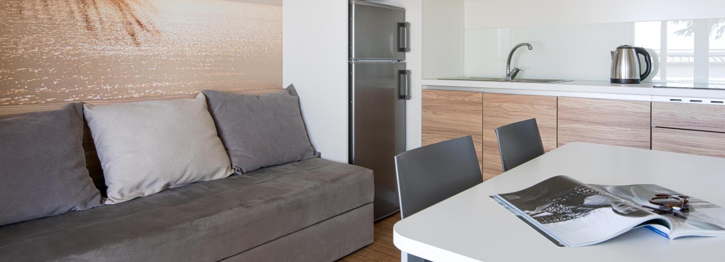 Zimmerbeispiel, Premium Mobile Home Jacuzzi Terrasse "Salumbra"