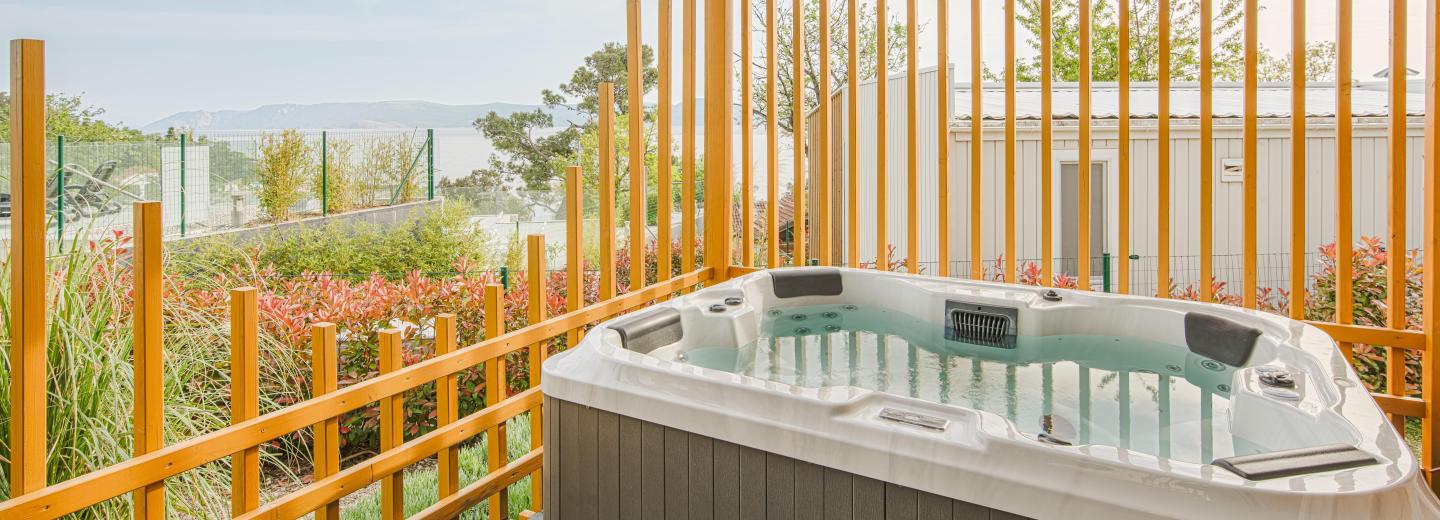 Zimmerbeispiel, Premium Mobile Home Jacuzzi Terrasse "Relax Salumbra"