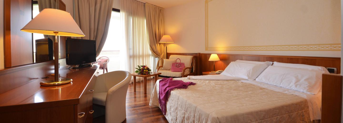 Szoba példa Deluxe háromágyas szoba erkéllyel