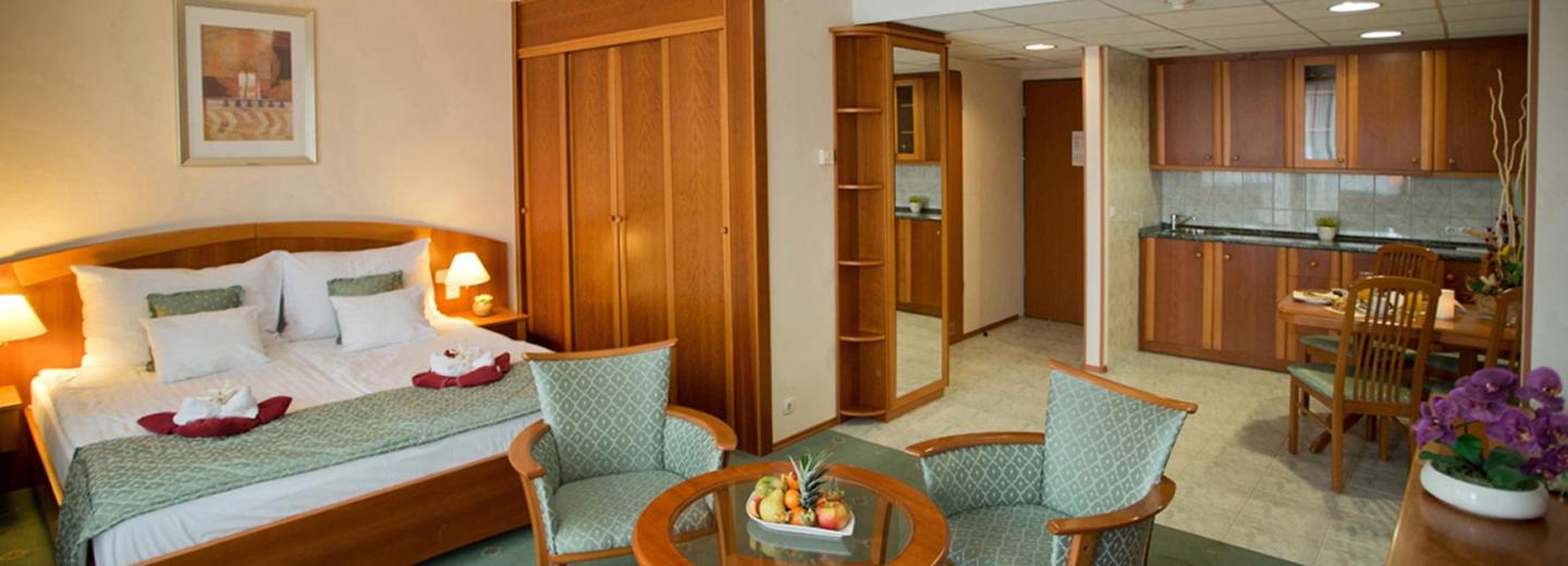 Szoba példa, standard kétágyas szoba erkéllyel "városra néző"