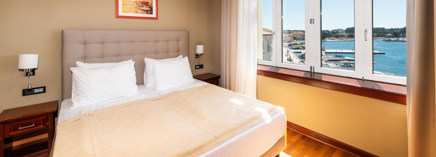 Szoba példa, kétágyas szoba „Prémium kétágyas szoba, tengerre néző kilátással”