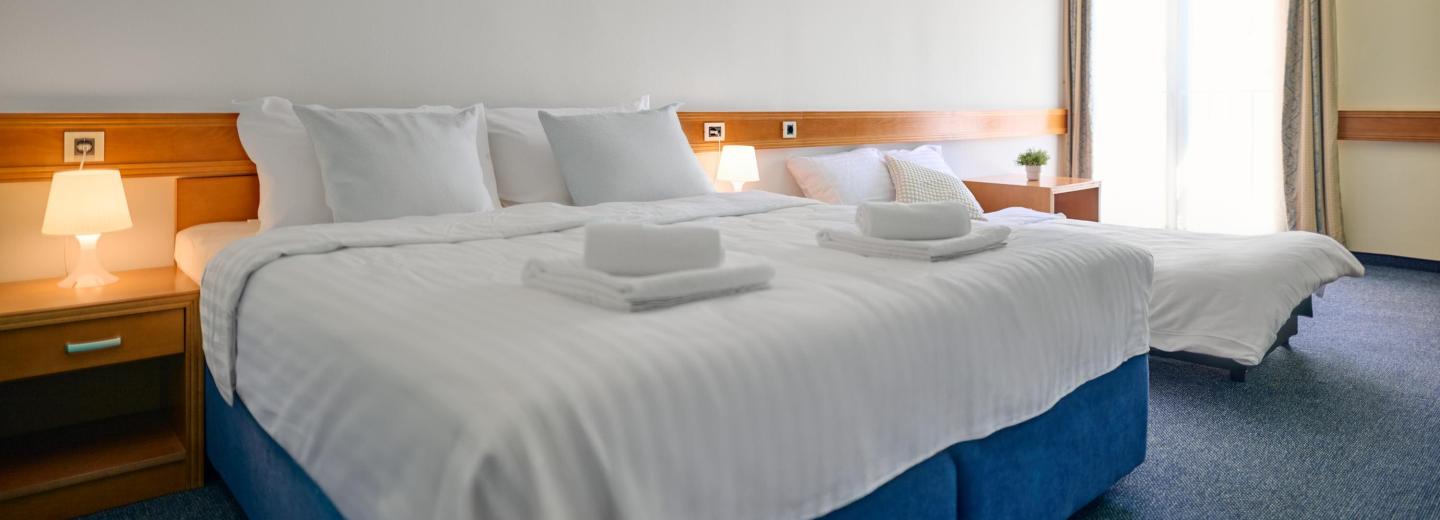 Szoba példa, kétágyas szoba pótággyal