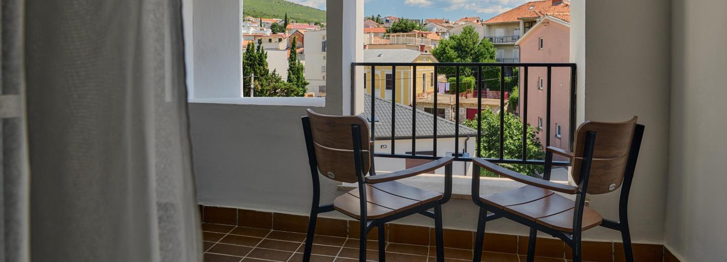 Szoba példa, kétágyas szoba pótággyal, erkéllyel