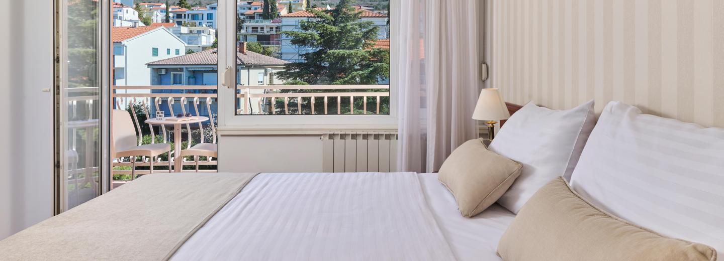 Szobapélda: Standard kétágyas szoba, parkra néző erkéllyel, S2BP