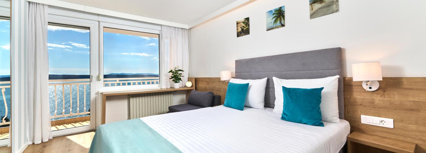 Szobapélda: Superior kétágyas szoba erkéllyel és kilátása a tengerre (S3BS)