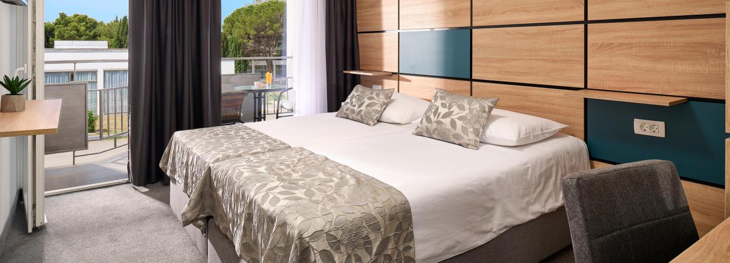 Szobapélda: Superior kétágyas szoba erkéllyel, parkra néző „Villa Imperial”