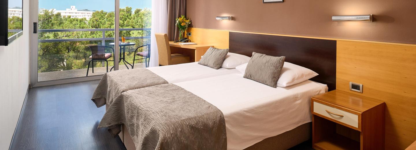 Szobapélda: Superior kétágyas szoba, erkélyes, parkra néző