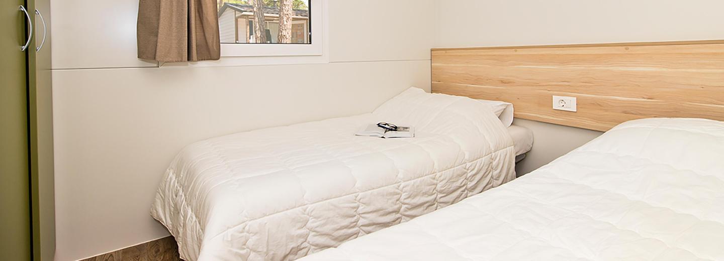 Szobapélda, MH07 Deluxe kemping mobilház, 4 felnőtt + 1 gyermek, teraszokkal