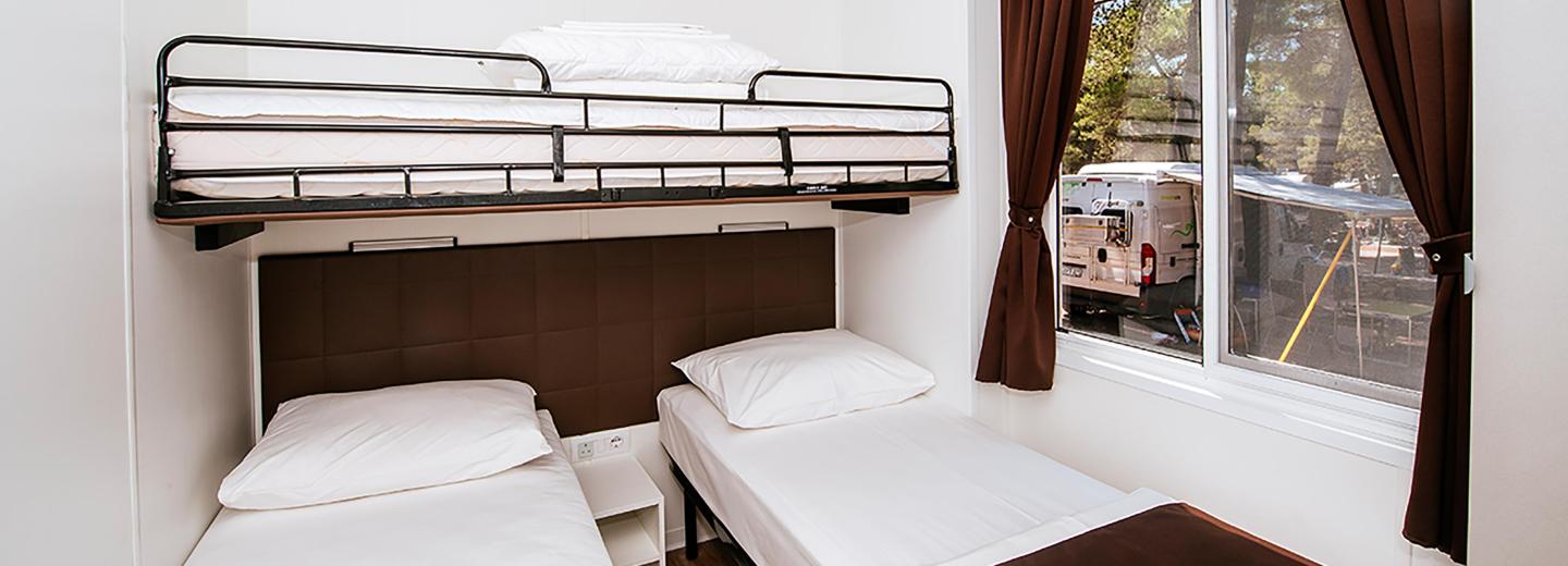 Szobapélda, MH06 Superior Camping mobilház 4 felnőtt + 2 gyermek, teraszsal