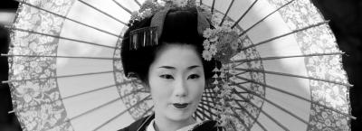 9839165/geisha-mit-schirm-adobestock-28733888_1775655287692.jpeg