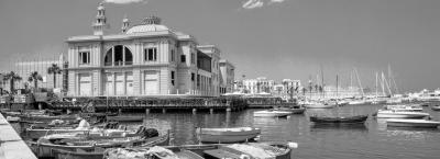 9877710/bari-mit-fischerbooten-adobestock-252193190_1779271987750.jpeg