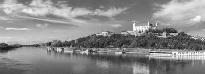 9895805/bratislava-schloss-blcik-von-der-donau-adobestock-122904971_1780494744212.jpeg